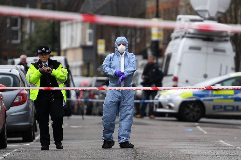 La policía acordona el lugar donde falleció anoche una joven de 17 años en Londres. Cerca del lugar fue encontrado otro joven con heridas de bala y otro con heridas de arma blanca, aunque la policía ha asegurado que los tres incidentes no guardan relación.
