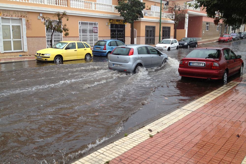 Inundaciones en el Puerto de la Cruz (Tenerife). Una de las quejas recurrentes de las autoridades es la falta de precisión de la previsión de lluvias.