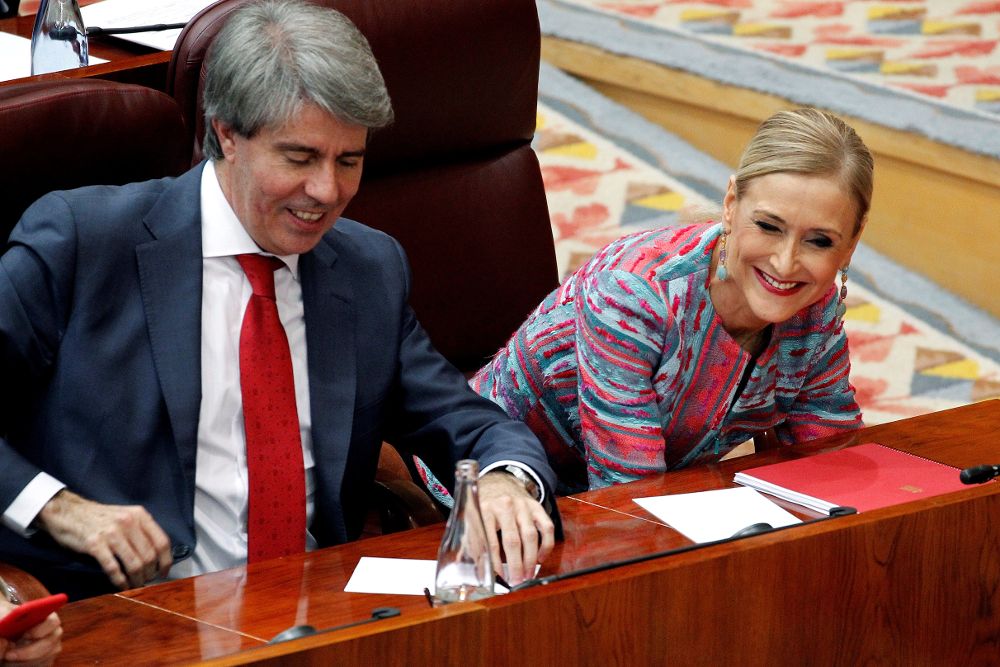 La presidenta madrileña, Cristina Cifuentes, junto al portavoz del Gobierno regional, Ángel Garrido, durante el pleno extraordinario.