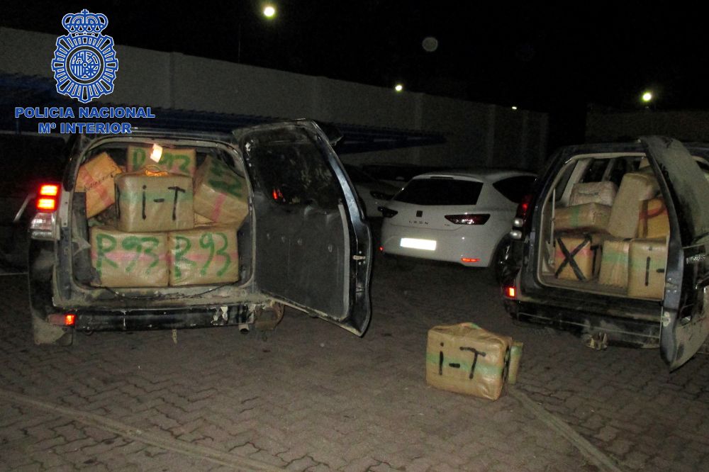La droga estaba distribuida en 51 fardos y fue localizada dentro de una finca en la zona del Zabal, en La Línea. 