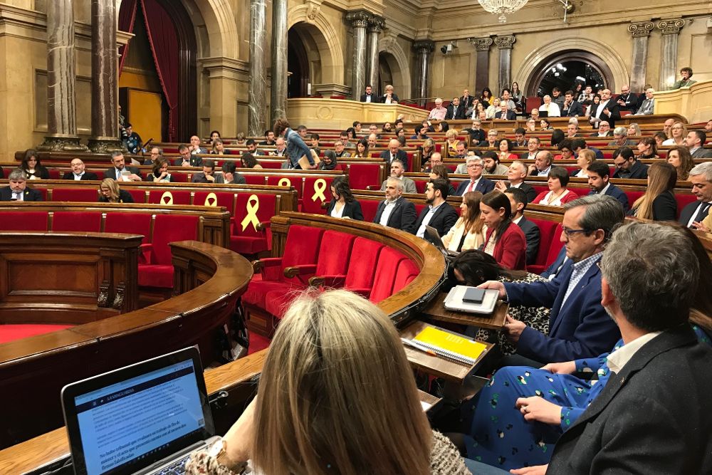 La Mesa del Parlament se ha reafirmado en su decisión de que el expresidente de la Generalitat Carles Puigdemont pueda delegar su voto en otro diputado de JxCat, por lo que se aplicará en el pleno de este jueves.