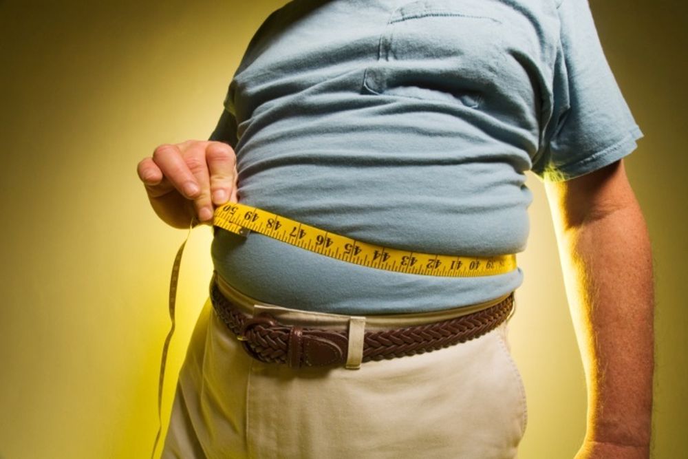 20012016 Man measuring his waist ESPAÑA EUROPA MADRID SALUD CREATAS IMAGES hombre obeso gordo peso cintura obesidad