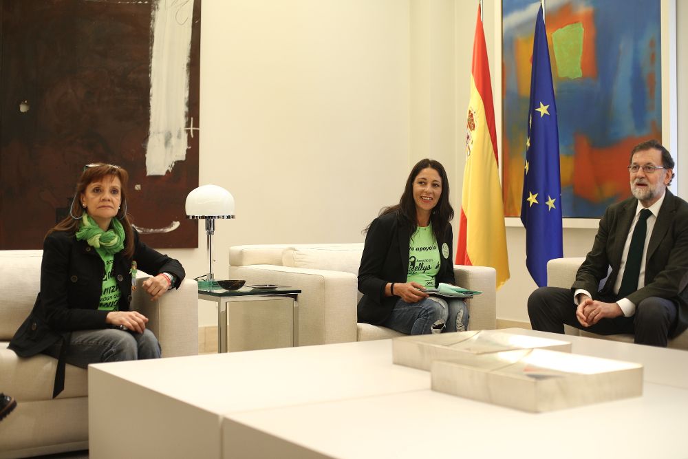 Mariano Rajoy recibe en la Moncloa a una representación del colectivo de las camareras de piso.