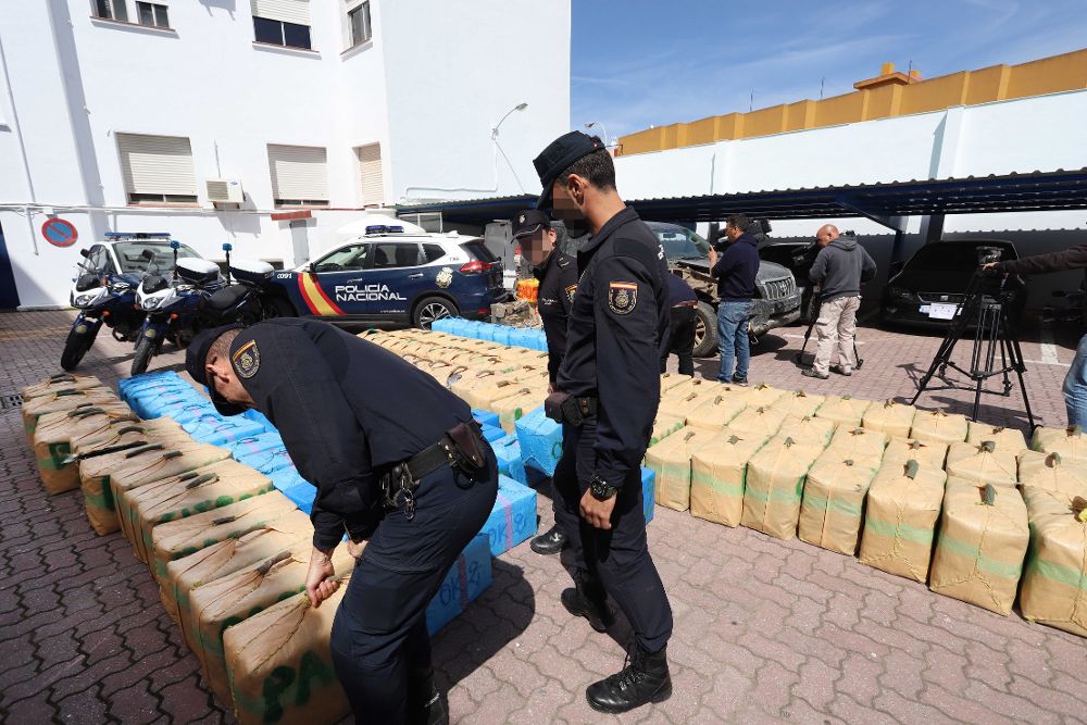 La Policía Nacional expone el hachís incautado en dos operaciones contra el narcotráfico en la provincia de Cádiz, en una de las cuales se registró un tiroteo.