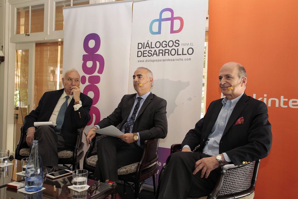 José Manuel García Margallo (i), el moderador, Bernardo Sagastume (c), y Carlos Rodríguez Braun.