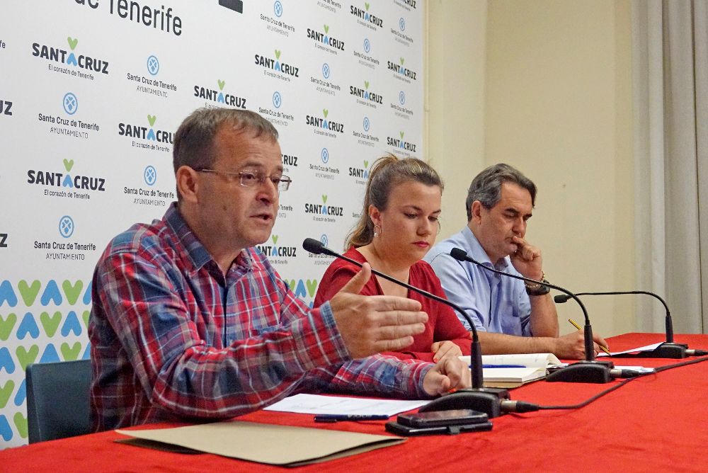 De izquierda a derecha, Ramón Trujillo (IUC), Elena Mateo (PSOE) y Pedro Arcila (Sí se Puede).