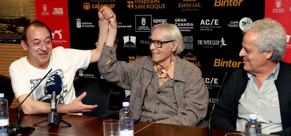 Pepe Dámaso (c), el cineasta Sigfrid Monleón (i), y el productor Andrés Santana, durante la rueda de prensa.