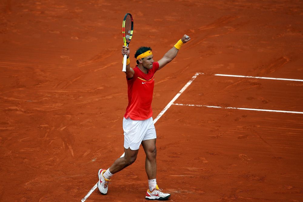 Rafa Nadal celebra su victoria al finalizar el partido de la primera jornada de la eliminatoria España-Alemania.
