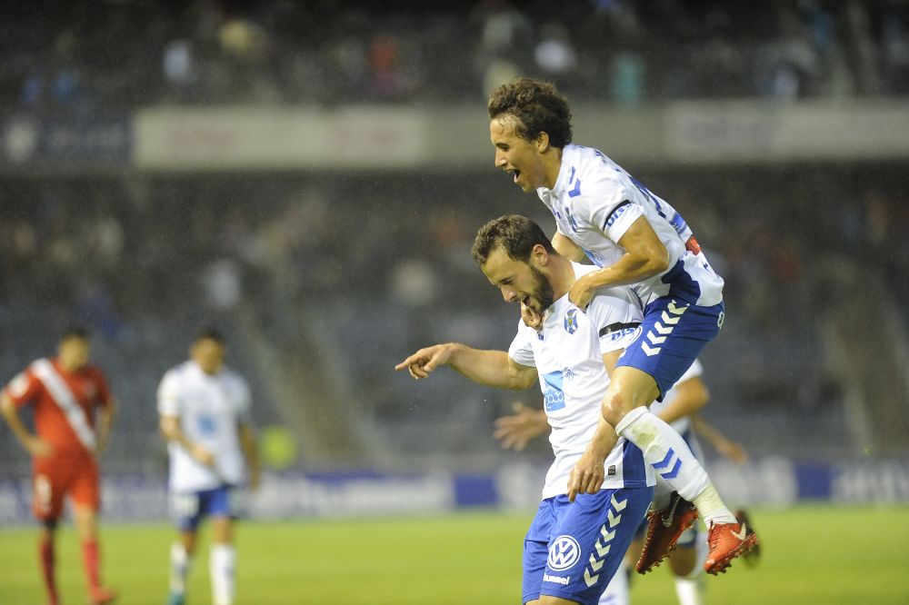 Milla salta sobre Malbasic para celebrar el segundo gol del Tenerife.