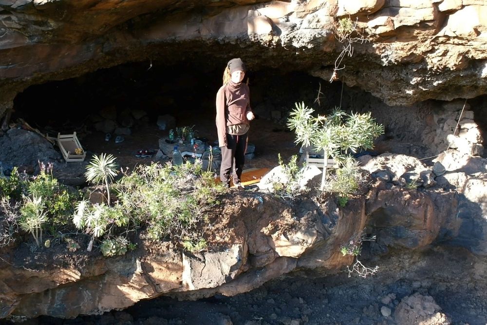 Fotograma de un vídeo con la ocupación de una cueva en Buracas.