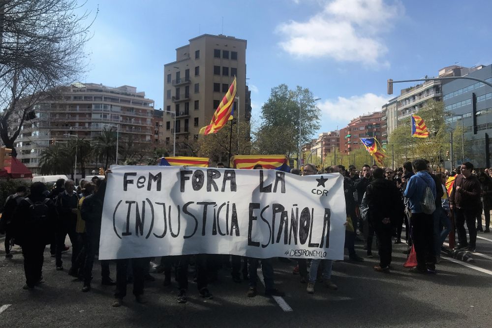 Protesta por la entrega de despachos a jueces en Barcelona, presidida por el Rey.