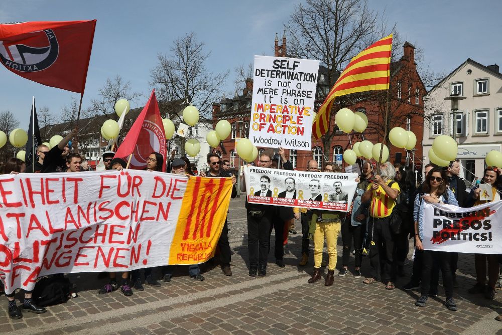 Manifestantes independentistas catalanes frente a la estación de la ciudad alemana de Neumuenster.