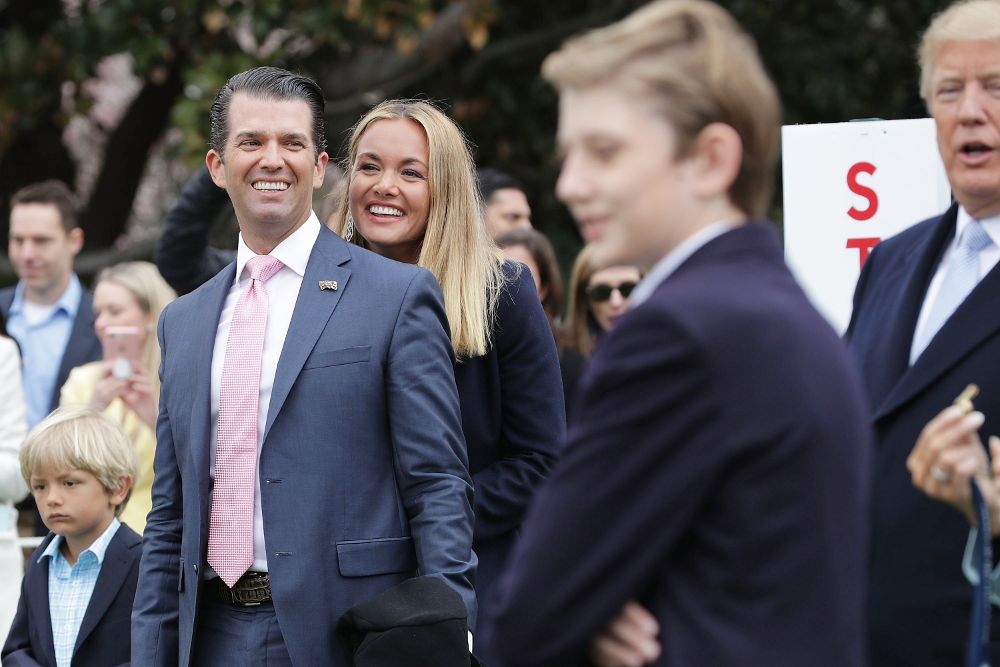 El hijo del presidente estadounidense, Donald Trump Jr. (izda), y su esposa, Vanessa (2i), asisten a la celebración anual de la Pascua.