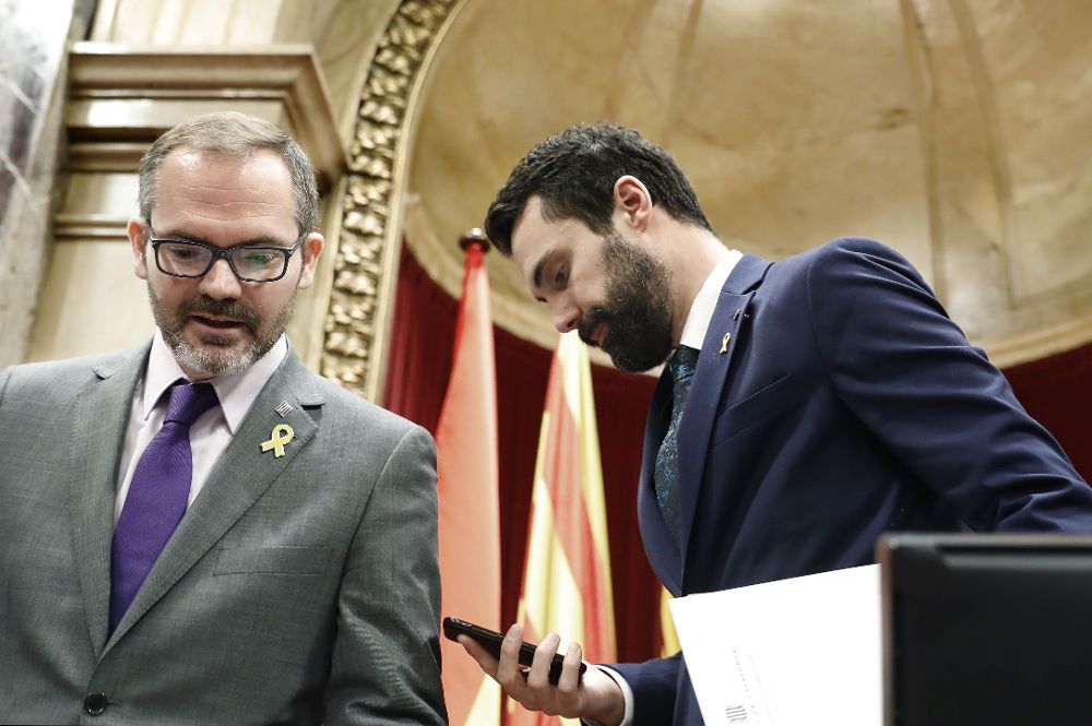 El presidente del Parlament, Roger Torrent (d), y el vicepresidente primero, Josep Costa.