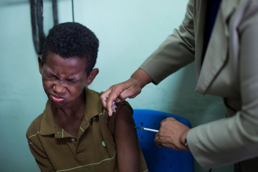 Un niño recibe una vacuna contra la difteria.