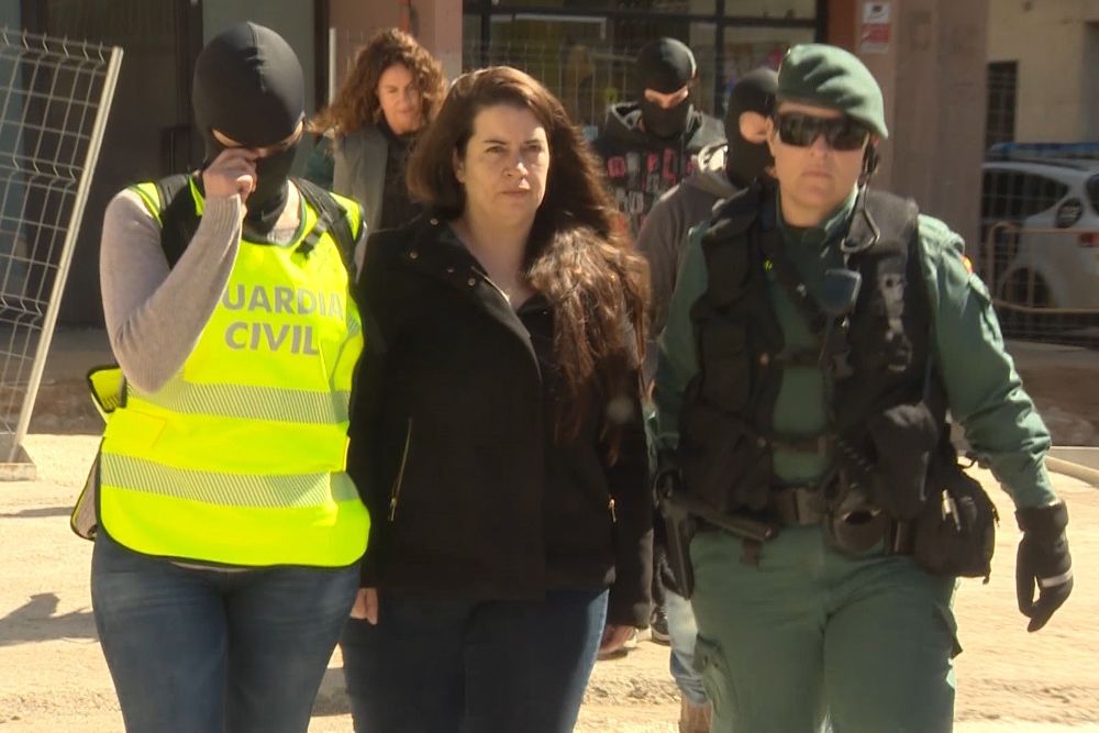 La Guardia Civil detiene por orden de la Audiencia Nacional al menos a dos integrantes de los Comités de Defensa de la República (CDR) responsables de los últimos sabotajes llevados a cabo en Cataluña.