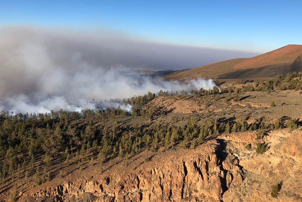 El incendio forestal que se declaró el pasado domingo en el entorno del Paisaje Lunar, en el municipio de Granadilla, continúa sin ser controlado.