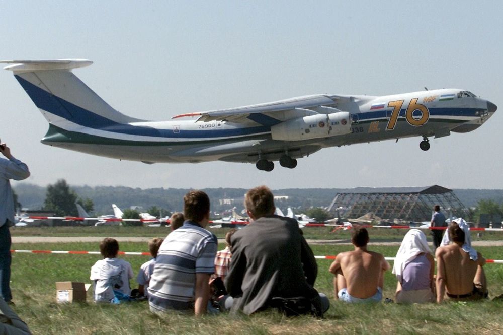Fotografía de archivo del 17 de agosto de 2018 que muestra una avión de carga ruso tipo Iliouchine durante un vuelo de exhibición en el Salón Internacional Aeronáutico de Moscú.