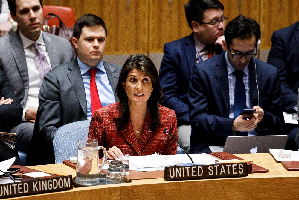 Nikki Haley, representante permanente de los Estados Unidos ante las Naciones Unidas, se dirige a los miembros del Consejo de Seguridad de las Naciones Unidas mientras se vota vota los proyectos de resolución del Consejo de Seguridad de las Naciones Unidas, en respuesta a un presunto ataque con armas químicas en Siria.