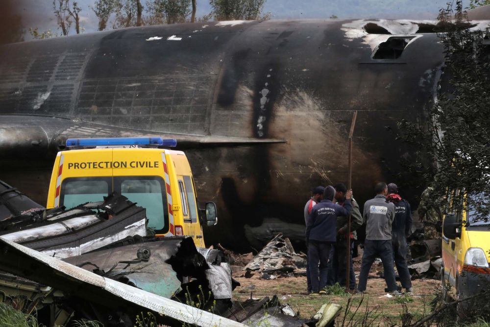 Miembros de equipos de rescate trabajan en labores de búsqueda de víctimas mortales junto al lugar en el que se estrelló un avión miliar en Argel.