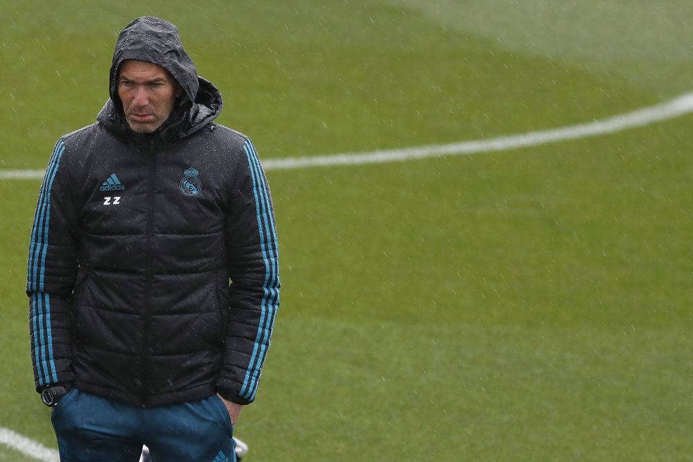 El entrenador del Real Madrid, Zinedine Zidane, durante el entrenamiento del conjunto blanco esta mañana.