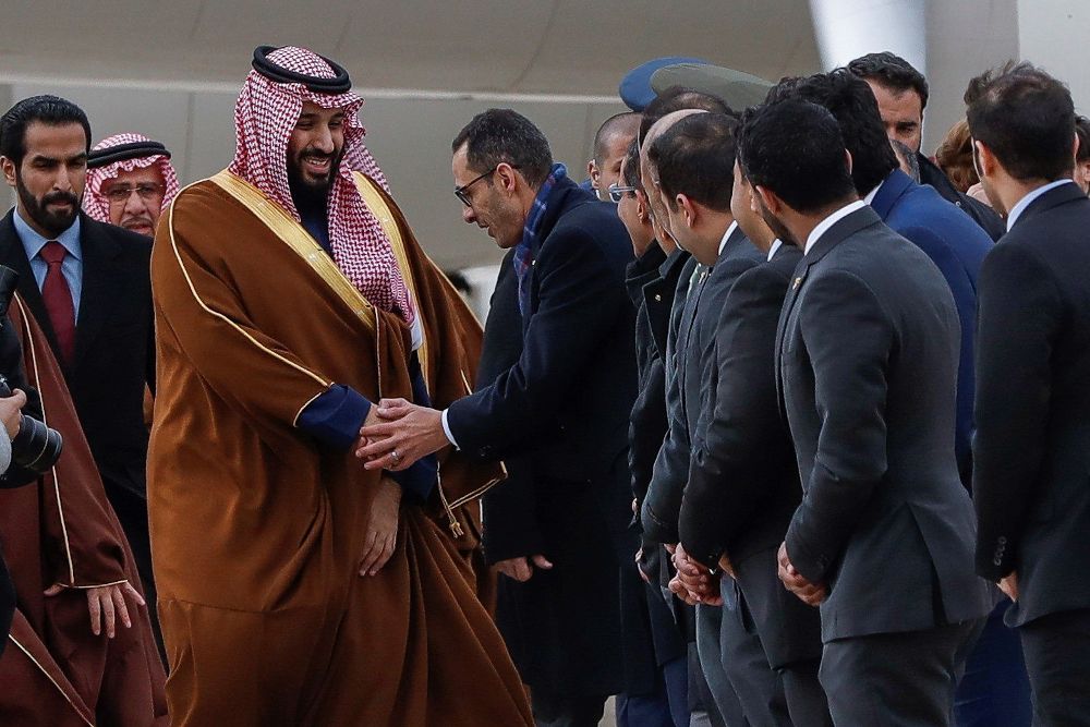 Bin Salman Abdulaziz al Saud (i), a su llegada a la Base Aérea de Torrejón.