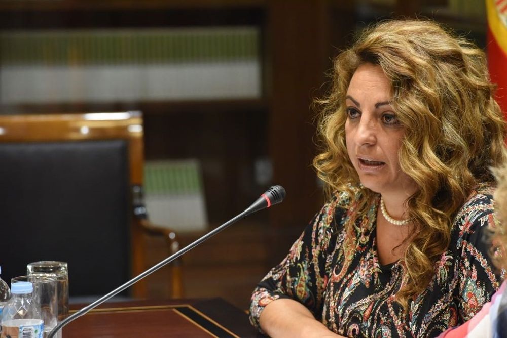 La consejera de Empleo, Políticas Sociales y Vivienda del Gobierno de Canarias, Cristina Valido, es la encargada de firmar los acuerdos con los ayuntamientos para que estos tramiten las ayudas.