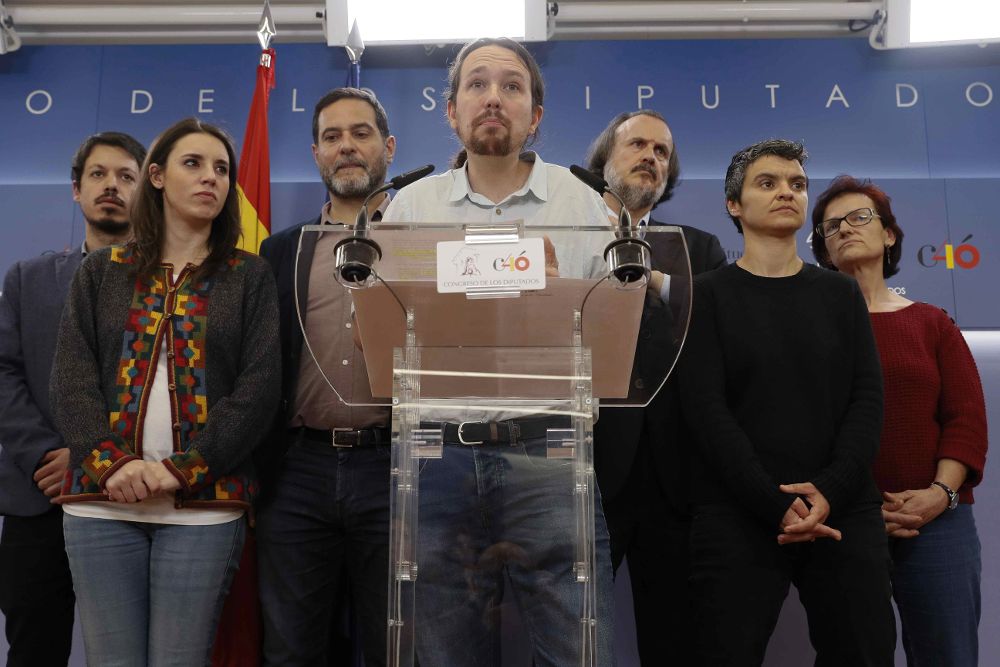 El líder de Podemos, Pablo Iglesias (c), junto a la portavoz de la formación en el Congreso, Irene Montero (2), y otros miembros del partido, durante la rueda de prensa que ha ofrecido hoy.