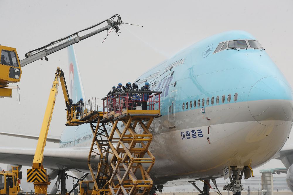 Limpieza de un avión de Korean Air.