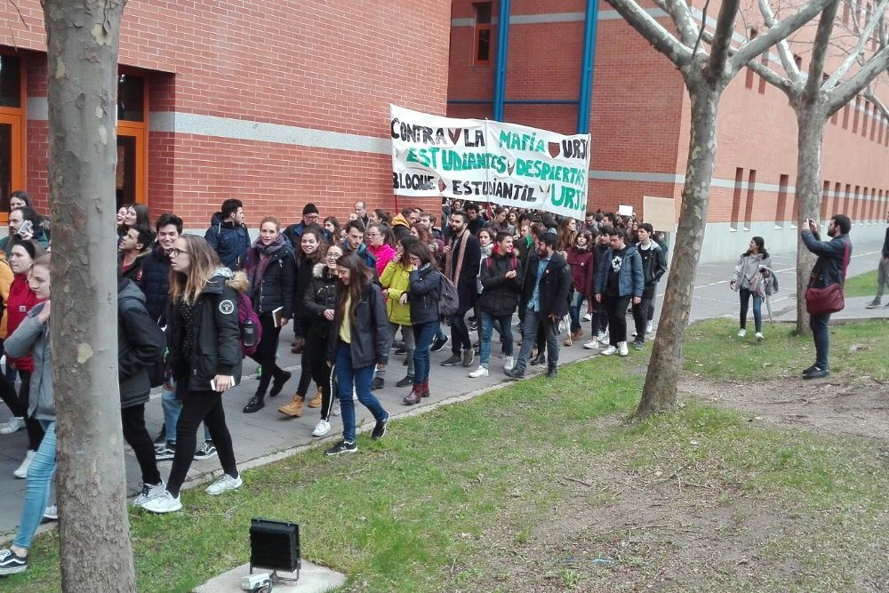 Manifestación de alumnos de la URJC en el campus de Vicálvaro.