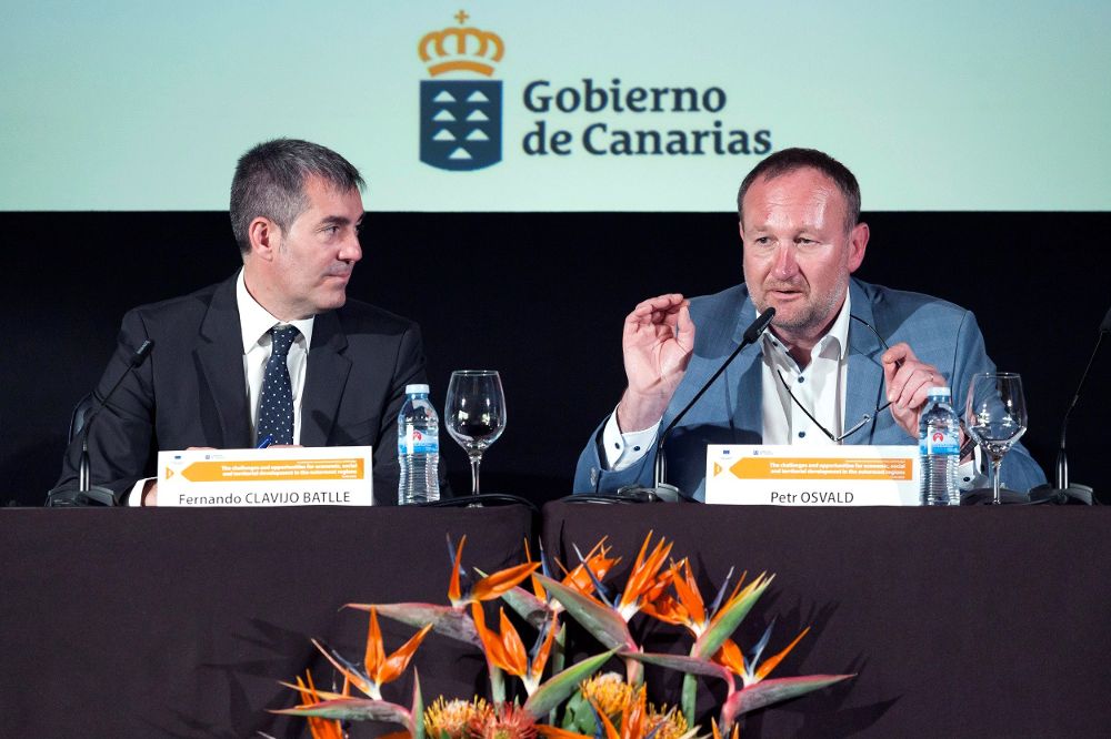 Petr Osvald (d) y el presidente del Gobierno de Canarias, Fernando Clavijo, durante la presentación del seminario.