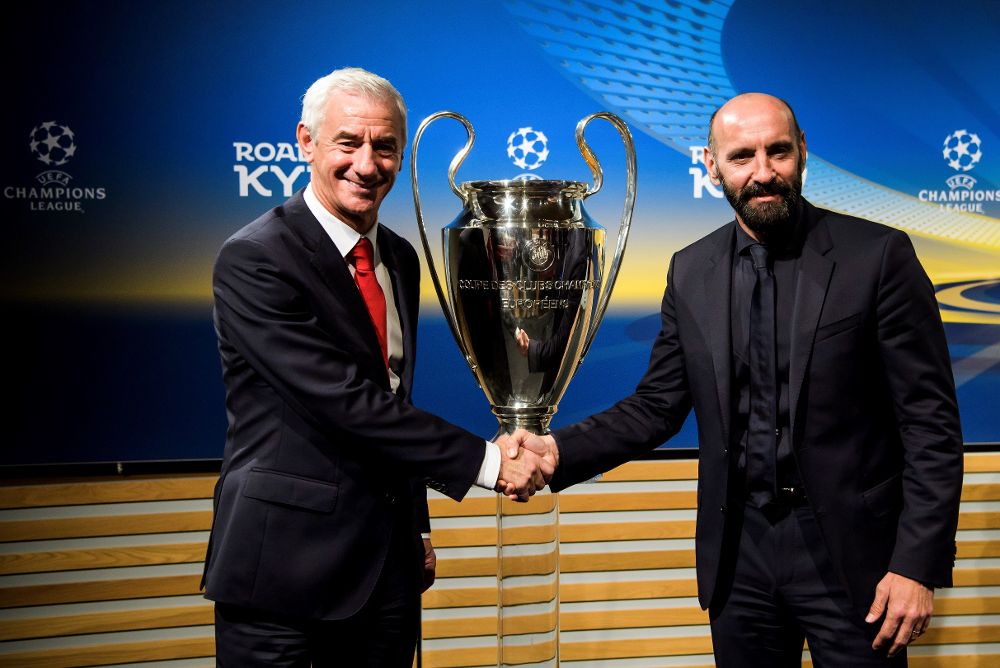 El director deportivo del Roma, el español Ramón Rodríguez Verdejo "Monchi" (d), estrecha la mano del embajador del Liverpool, Ian Rush, tras el sorteo.