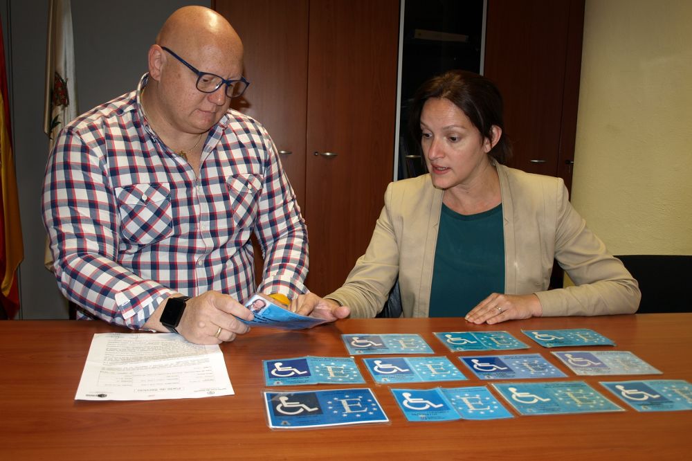 Los concejales Carlos Correa y Zaida González con algunas tarjetas falsas para personas con movilidad reducida.