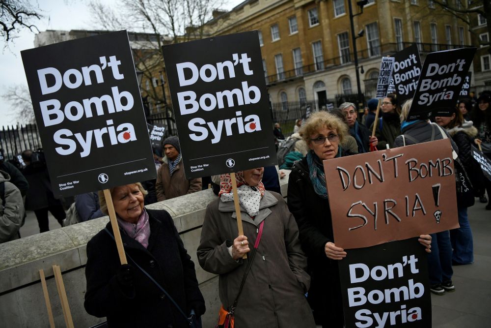 Cientos de manifestantes protestan contra una posible represalia militar en Siria en el centro de Londres (Reino Unido) el 13 de abril de 2018. 