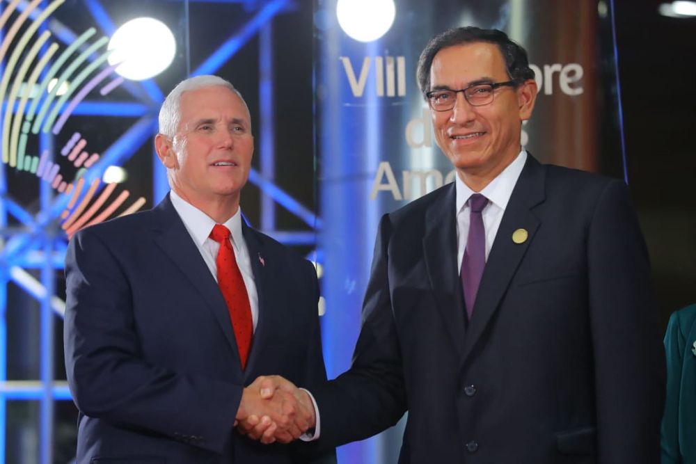 Pence (i) estrecha la mano del presidente de Perú, Martín Vizcarra (d).