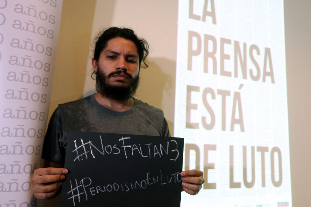 Un periodista protesta por la muerte de los tres periodistas ecuatorianos en Bogotá. 