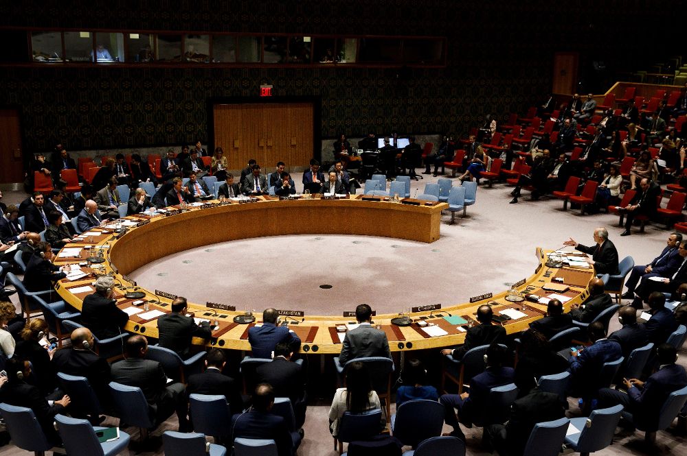 El embajador sirio ante las Naciones Unidas, Bashar Jaafari (d), interviene en el Consejo de Seguridad de la ONU solicitado por Rusia para abordar la situación en Siria, en la sede de la ONU en Nueva York (Estados Unidos) el 12 de abril de 2018.