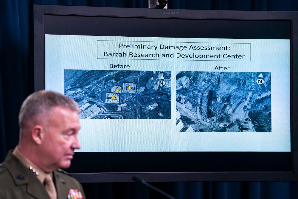 El teniente general F. McKenzie Jr. explica a los medios de comunicación en el Pentágono los ataques con un gráfico de daños.