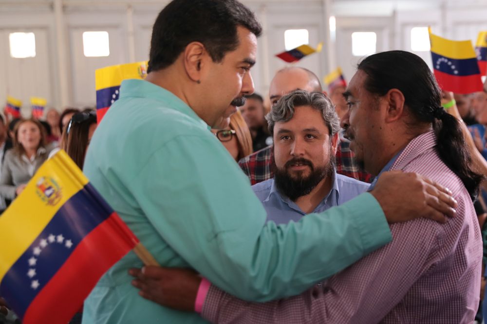 Maduro (i), durante un encuentro con educadores simpatizantes del chavismo.