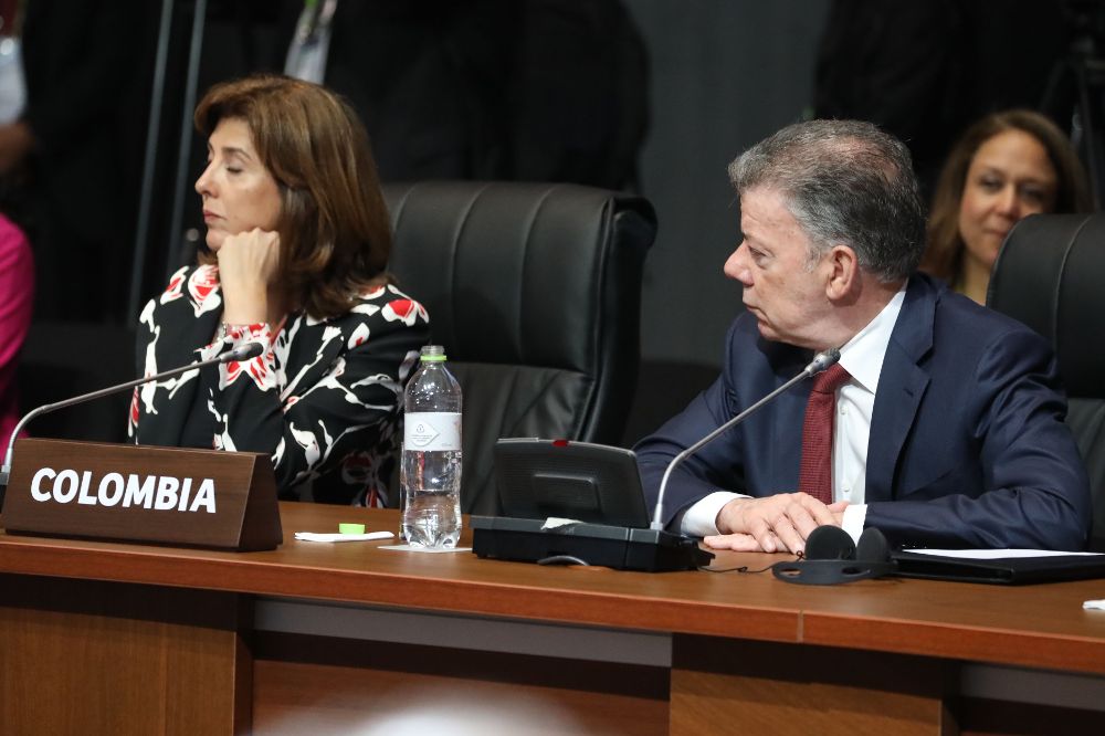 El presidente de Colombia, Juan Manuel Santos, y su ministra de Relaciones Exteriores, María Angela Holguín, en la sesión plenaria de la VIII Cumbre de las Américas hoy, sábado.