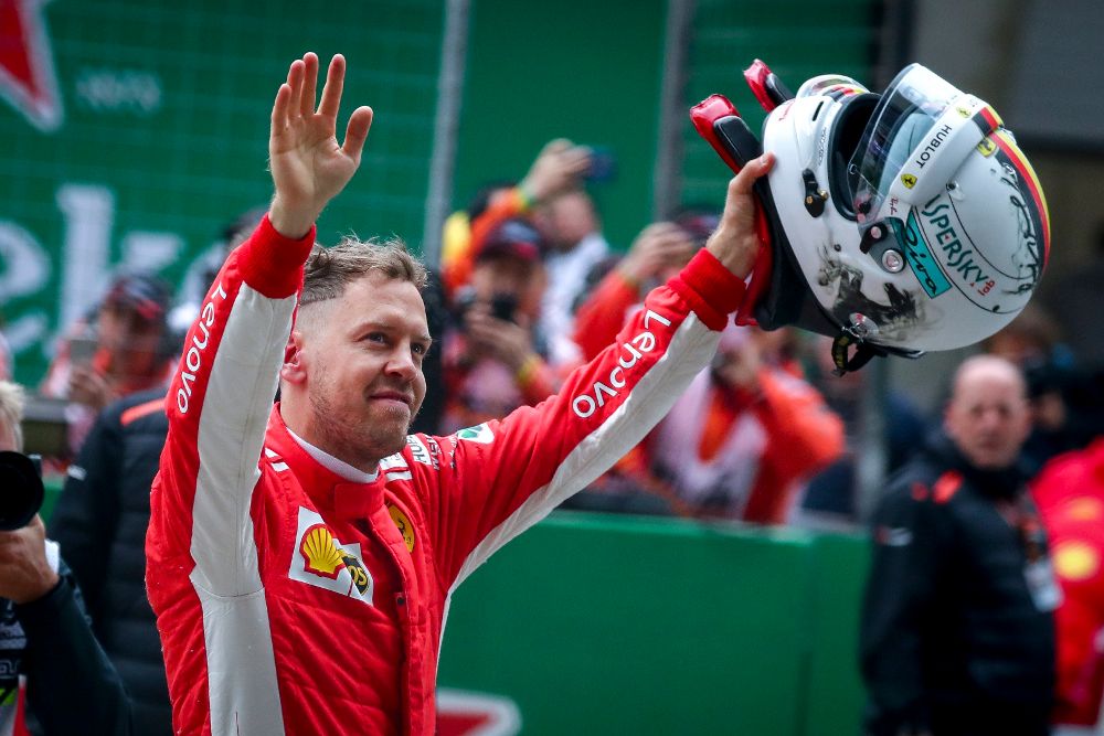 Sebastian Vettel saluda a sus seguidores, que le aclaman por conseguir la "pole".