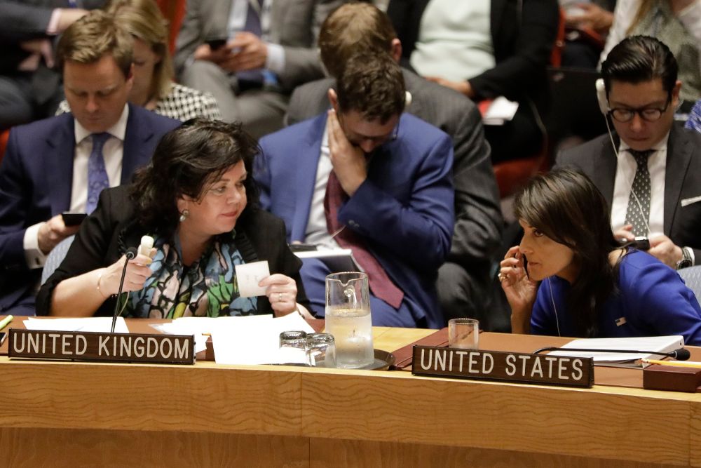 Karen Pierce, representante permanente de Reino en la ONU (i) habla con su homóloga de Estados Unidos, Nikki Haley, durante el Consejo de Seguridad de hoy, sábado.