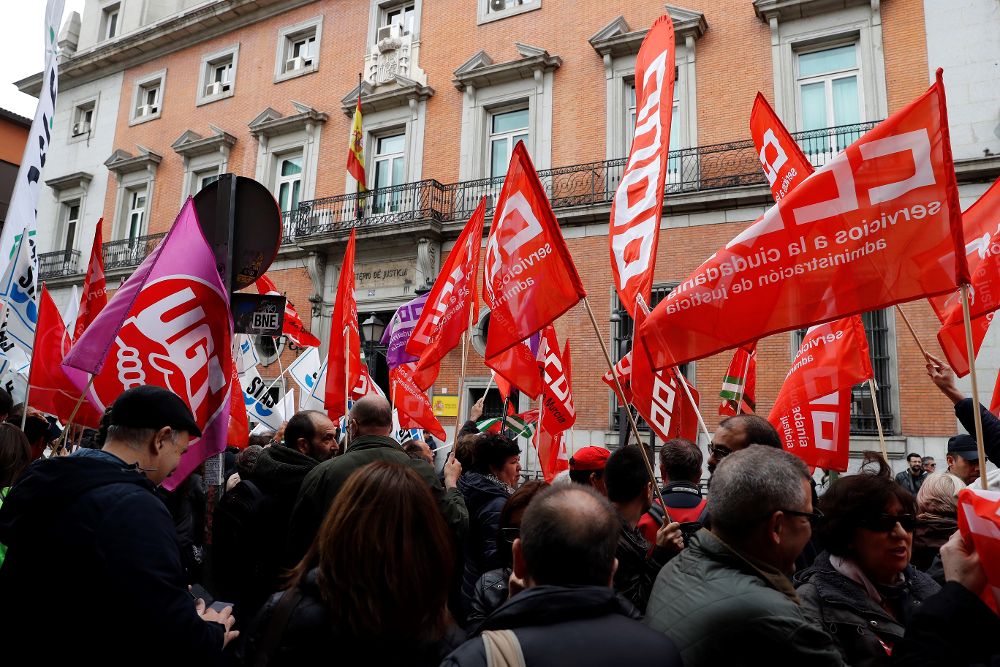 Los sindicatos CCOO y UGT se manifestarán mañana, domingo, junto a los independentistas catalanes por las calles de Barcelona.