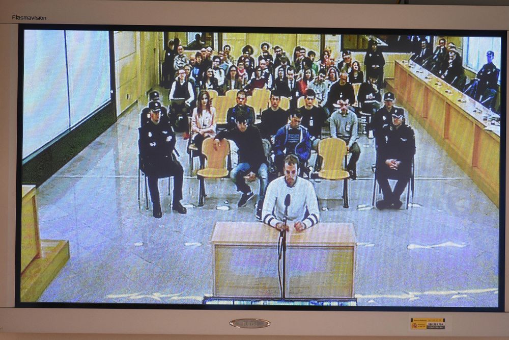 Monitor de la sala de prensa de la Audiencia Nacional de San Fernando de Henares que retransmite el juicio a los ocho acusados.