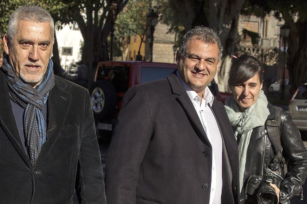 El Juzgado de Instrucción número 2 de La Laguna (Tenerife) toma declaración al alcalde de la ciudad, José Alberto Díaz (d), de Coalición Canaria, como imputado en el llamado "caso Grúas".