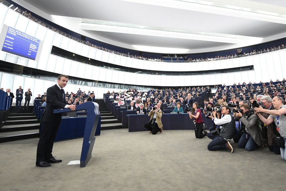 El presidente francés, Emmanuel Macron (izda), pronuncia un discurso sobre su visión de futuro de la Unión Europea en la Eurocámara.