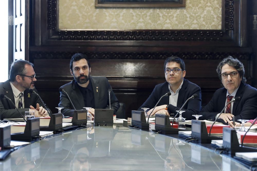 Josep Costa, de JxCat (i), José María Espejo-Saavedra (2d) y David Pérez del PSC-Units (d), al inicio de la reunión de la Mesa del Parlament.