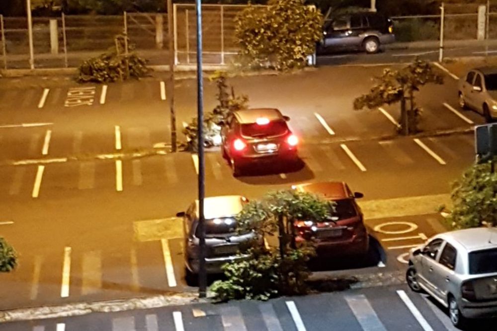 El coche de Carlos Machín, con las luces encendidas, anoche, captado por un vecino nada más producirse el tiroteo.