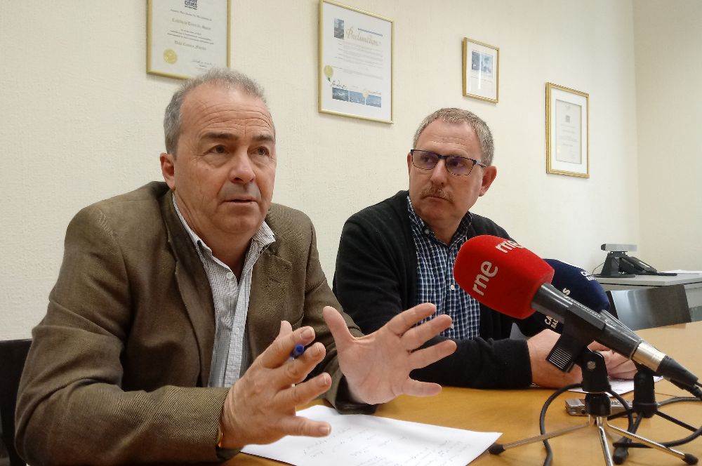 El diputado de podemos Francisco Déniz y el portavoz de Podemos en el Cabildo, Fernando Sabater.