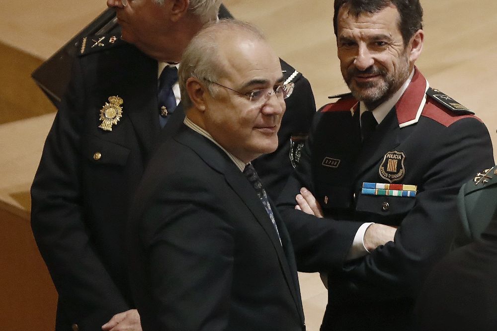 Pablo Llarena (c), departiendo con el jefe de los Mossos d'Esquadra, Ferran López (d), al coincidir en Barcelona en el acto de entrega de despachos judiciales, presidido por el rey.